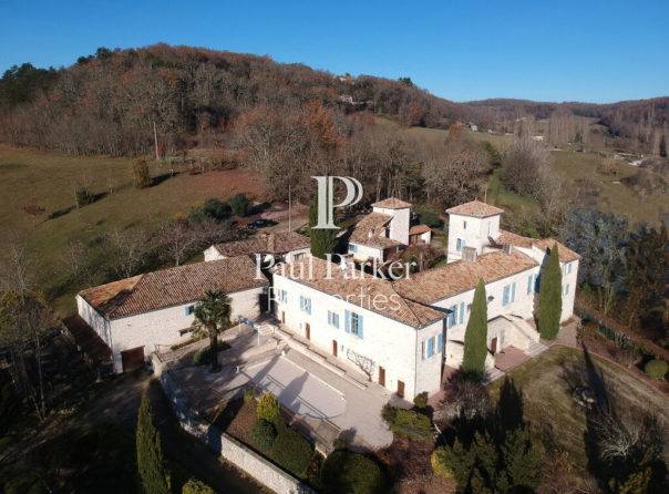 Prestigious residence, swimming pool, on more than 15 hectares closed with a pond and a source - 3605393PEMM