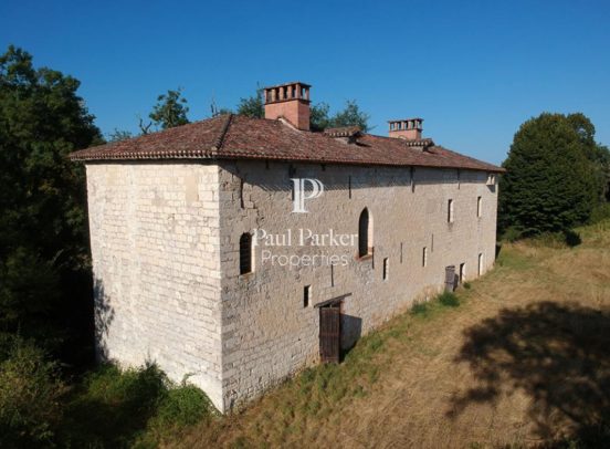 Manoir du 13ème avec une longère, pigeonnier et grange sur plus de 13Ha - 3796303PEMM