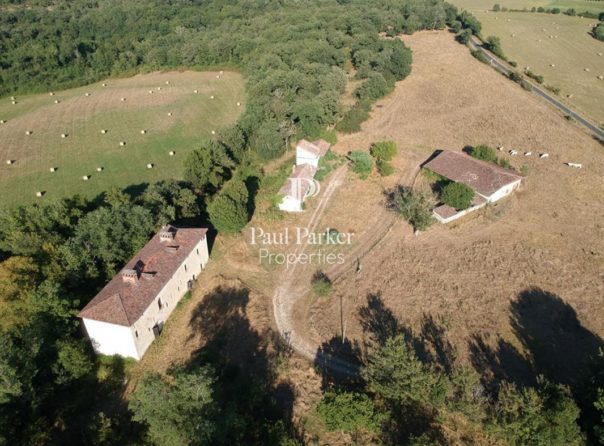 Manoir du 13ème avec une longère, pigeonnier et grange sur plus de 13Ha - 3796303PEMM