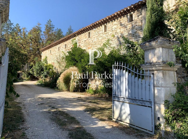 Maison en pierre avec grange et piscine sur 4 hectares - 3757623PEMM