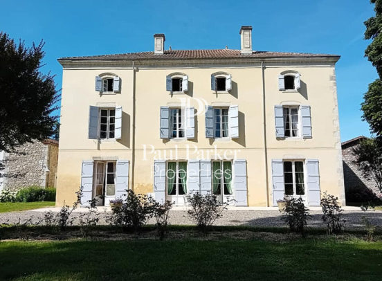 Château et maison de métayer sur près de 800m² habitables et plus de 17 hectares - 3810703PEMM