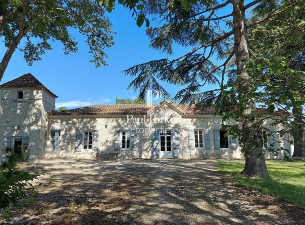 Ancienne chartreuse XVIIème avec 3 gîtes et piscine - 3813563PEMM