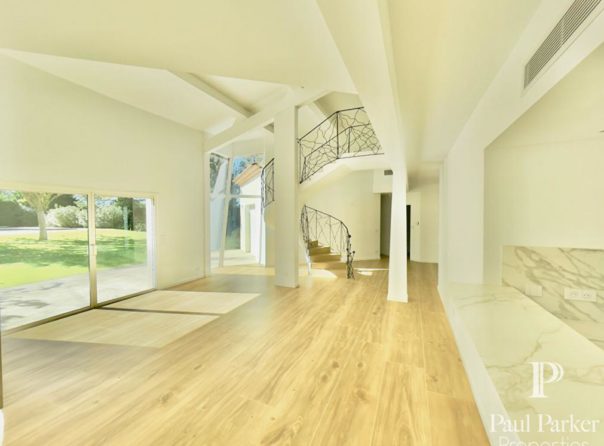 Au nord Aix-En-Provence Villa post moderne pour villégiature familiale 10 pièce(s) 248.50 m2 / 5 chambres + 1 studio / 4225 m2 terrain - 3829273PCML