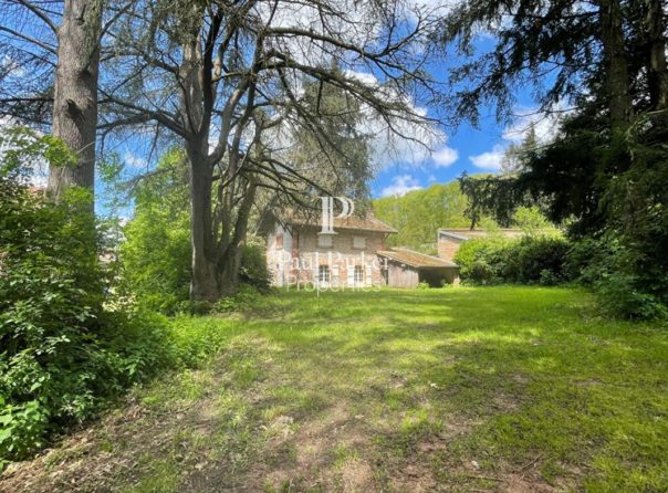 Château et vastes espaces pour réception sur 25 hectares au Sud de la Bourgogne - 3647743PSNV