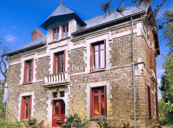 CLISSON – Historic center – Character property with large plot of land - 3900173PDEKE