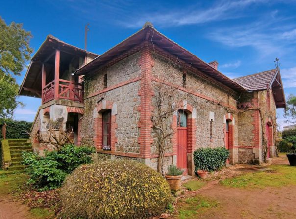 CLISSON – Historic center – Character property with large plot of land - 3900173PDEKE