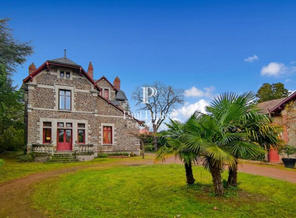 CLISSON – Historic center – Character property with large plot of land - 3900173PDEKE