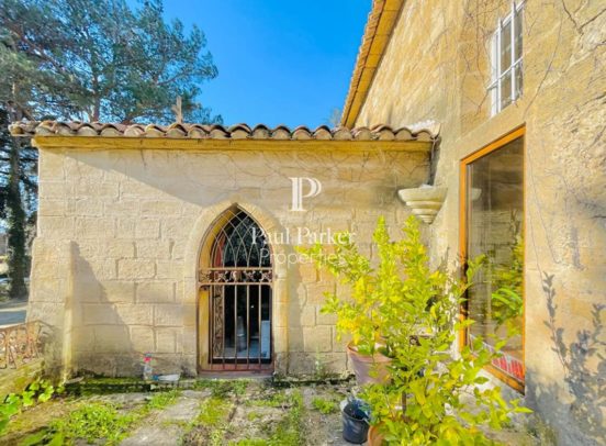 « Exclusivité »Demeure de prestige Lourmarin 8 pièce(s) 178 m2. En Dominance médiévale au coeur du Luberon sud, proximité de Lourmarin, une demeure de 165 m2  transfigurée au sein d’une ancienne Chapelle Romane classée du XIIIème siècle - 3866473PCML